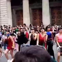 Gran número de mujeres se manifestaron en pleno centro de Santiago contra la violencia de género