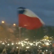 Mar de luces inunda manifestación masiva en Plaza Italia
