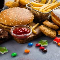 Es imperioso que tratemos a los alimentos ultraprocesados con sellos como tratamos al tabaco