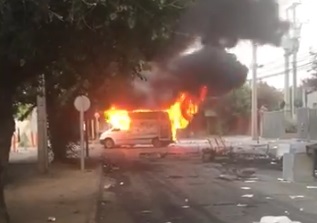 Los Andes: manifestantes queman ambulancia y realizan destrozos en Mutual de Seguridad Los Andes: manifestantes queman ambulancia y realizan destrozos en Mutual de Seguridad
