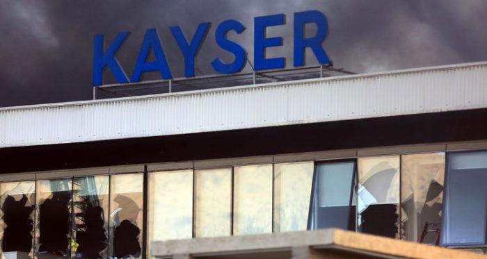 Joven de 17 años muerto en incendio de la fábrica Kayser tenía tres orificios en el tórax que no fueron medidos por el SML Joven de 17 años muerto en incendio de la fábrica Kayser tenía tres orificios en el tórax que no fueron medidos por el SML