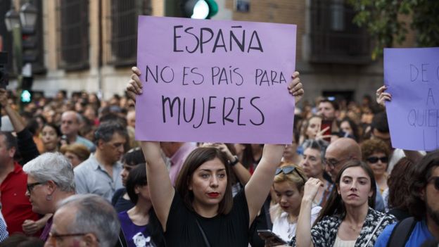 Dos miembros de La Manada penados a 3 años por grabar violación de Sanfermin Dos miembros de La Manada penados a 3 años por grabar violación de Sanfermin