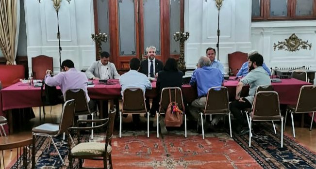 Sin los votos de Chile Vamos, comisión de la Cámara aprueba habilitar la realización de un plebiscito nacional para una nueva Constitución Sin los votos de Chile Vamos, comisión de la Cámara aprueba habilitar la realización de un plebiscito nacional para una nueva Constitución