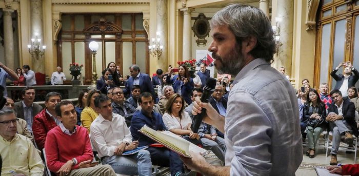 Blumel llama al diálogo y dice que el Gobierno no tiene todas las respuestas: “Tenemos que construirlas en conjunto” Blumel llama al diálogo y dice que el Gobierno no tiene todas las respuestas: