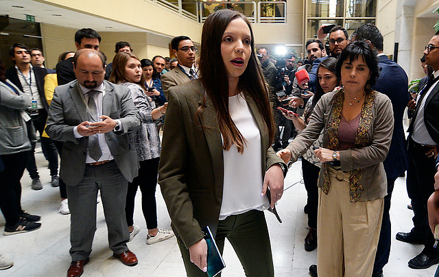 Camila Flores e Ignacio Urrutia buscan sacar del Congreso a diputados PC y del FA por “incitar a la alteración del orden público” Camila Flores e Ignacio Urrutia buscan sacar del Congreso a diputados PC y del FA por “incitar a la alteración del orden público”