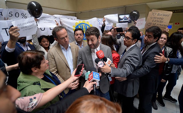 Asesores del Congreso encaran al diputado Coloma por polémica indicación en el proyecto de dieta parlamentaria Asesores del Congreso encaran al diputado Coloma por polémica indicación en el proyecto de dieta parlamentaria