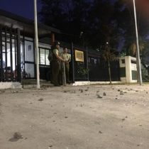 Cinco carabineros heridos tras ataque con piedras y bombas molotov a comisaría de Renca