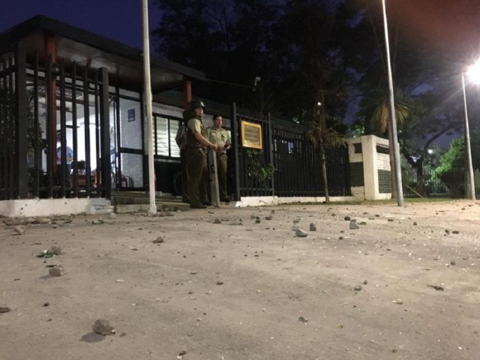 Cinco carabineros heridos tras ataque con piedras y bombas molotov a comisaría de Renca Cinco carabineros heridos tras ataque con piedras y bombas molotov a comisaría de Renca