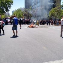 Estudiantes secundarios arman barricadas y cortan el tránsito en Providencia