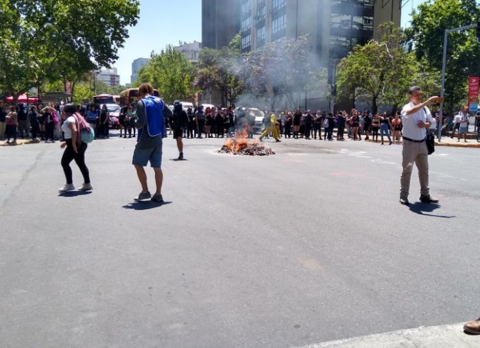 Estudiantes secundarios arman barricadas y cortan el tránsito en Providencia Estudiantes secundarios arman barricadas y cortan el tránsito en Providencia