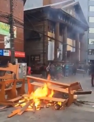 Autoridades condenan ataque a catedral de Puerto Montt tras serios destrozos Autoridades condenan ataque a catedral de Puerto Montt tras serios destrozos