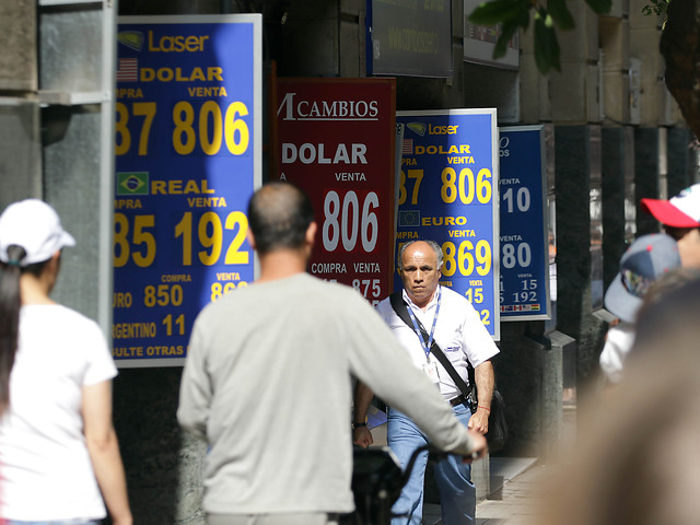 Banco Central anuncia nuevas medidas para tratar de frenar el desplome del peso por la crisis Banco Central anuncia nuevas medidas para tratar de frenar el desplome del peso por la crisis