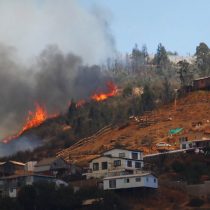 Valparaíso: tres incendios se mantienen activos y al menos 4.700 personas están sin agua
