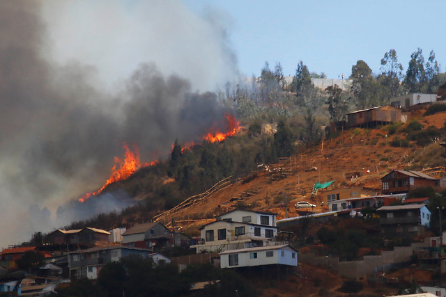 Valparaíso: tres incendios se mantienen activos y al menos 4.700 personas están sin agua Valparaíso: tres incendios se mantienen activos y al menos 4.700 personas están sin agua