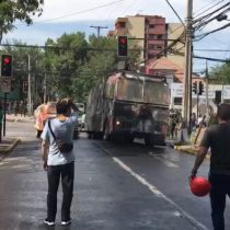 Plaza Ñuñoa: manifestantes y estudiantes del Liceo Manuel de Salas protestan a un mes del estallido social