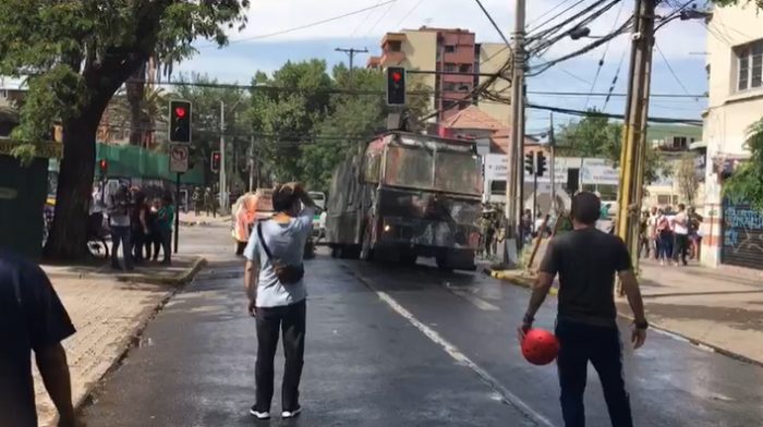 Plaza Ñuñoa: manifestantes y estudiantes del Liceo Manuel de Salas protestan a un mes del estallido social Plaza Ñuñoa: manifestantes y estudiantes del Liceo Manuel de Salas protestan a un mes del estallido social