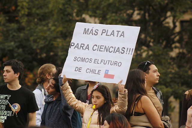 Duras críticas de los científicos a los recortes de Becas Chile por parte del Ministerio de Ciencia Duras críticas de los científicos a los recortes de Becas Chile por parte del Ministerio de Ciencia