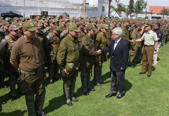 Piñera anuncia proyecto de ley para que FFAA resguarden servicios básicos sin decretar Estado de Excepción Piñera anuncia proyecto de ley para que FFAA resguarden servicios básicos sin decretar Estado de Excepción