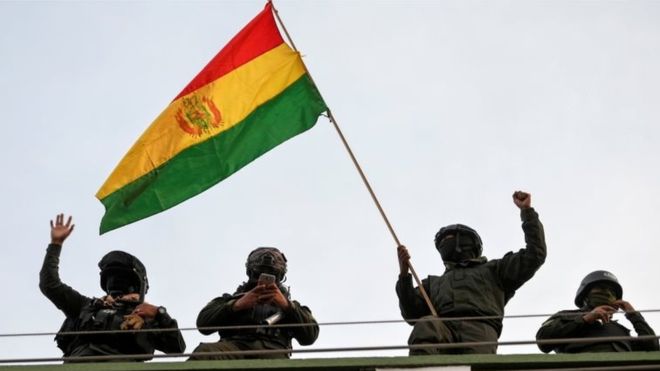 Motín de policías en Bolivia: agentes de varias ciudades se declaran en rebeldía contra el gobierno de Morales, quien denuncia un “golpe de Estado” Motín de policías en Bolivia: agentes de varias ciudades se declaran en rebeldía contra el gobierno de Morales, quien denuncia un