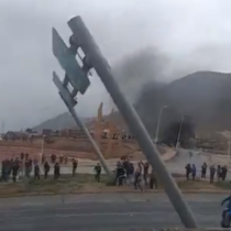 Manifestantes derriban pórtico de entrada a Antofagasta