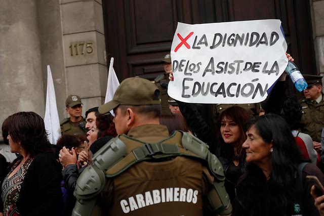 Siguen esperando: cuestionan a Piñera por dilatar promulgación de ley que termina con discriminaciones a asistentes de la educación Siguen esperando: cuestionan a Piñera por dilatar promulgación de ley que termina con discriminaciones a asistentes de la educación