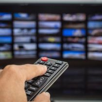 Los riesgos de comprar un televisor inteligente (y qué recomienda el FBI para protegerte)