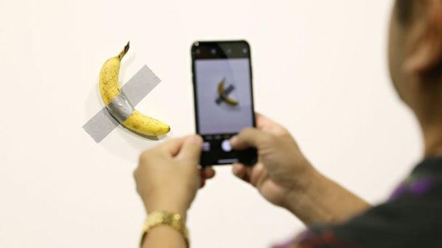 Artista se comió el plátano de US$120.000 expuesto por Maurizio Cattelan en el Art Basel de Miami Artista se comió el plátano de US$120.000 expuesto por Maurizio Cattelan en el Art Basel de Miami
