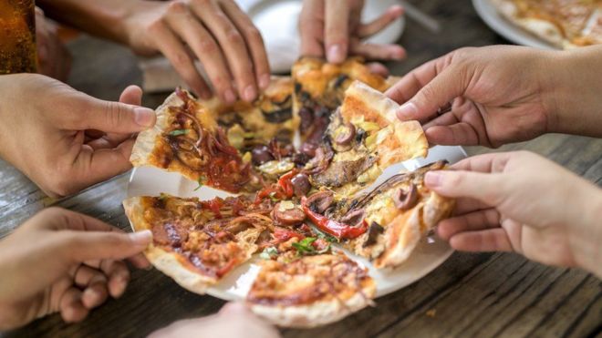 ¿Te comerías una pizza si supieras que tienes que caminar 4 horas para quemarla? ¿Te comerías una pizza si supieras que tienes que caminar 4 horas para quemarla?