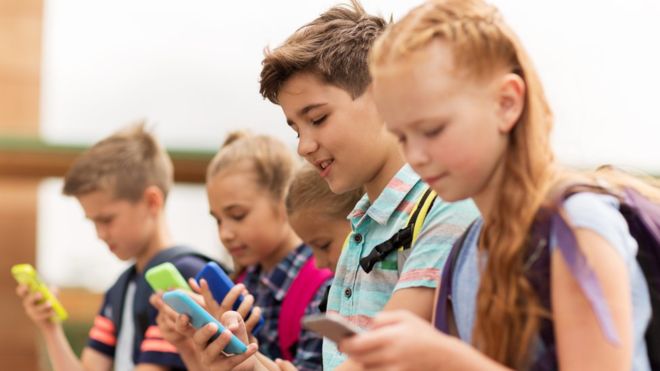 ¿A qué edad se les debe dar celulares a los niños?