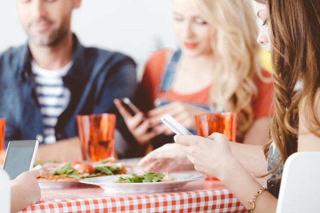 3 sencillas ideas para mantener los teléfonos fuera de la mesa estas fiestas