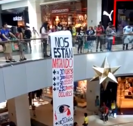 Costanera Center como eje de protestas: docentes LGBTQ se manifestaron en contra de la impunidad ante violaciones de DD.HH Costanera Center como eje de protestas: docentes LGBTQ se manifestaron en contra de la impunidad ante violaciones de DD.HH