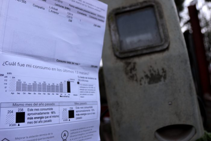 Cuentas de la luz bajarán en un 3% tras aprobación de ley que disminuirá la rentabilidad de las empresas eléctricas Cuentas de la luz bajarán en un 3% tras aprobación de ley que disminuirá la rentabilidad de las empresas eléctricas
