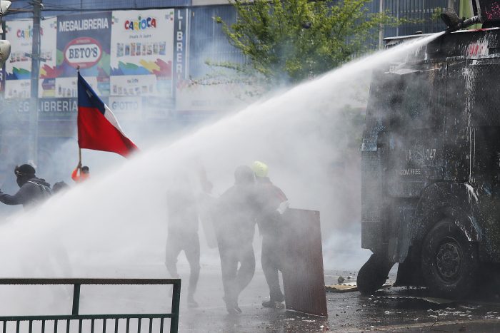 “O se va Rozas o Blumel”: parlamentarios emplazan al Gobierno y Carabineros por uso de soda cáustica en carros lanzaaguas “O se va Rozas o Blumel”: parlamentarios emplazan al Gobierno y Carabineros por uso de soda cáustica en carros lanzaaguas