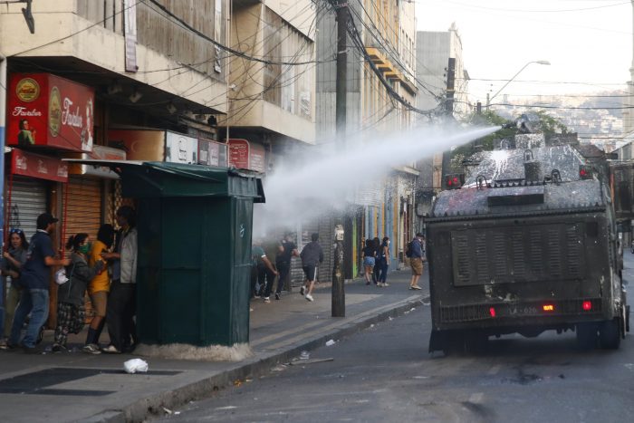 Colegio Chileno de Químicos critica “falta de rigurosidad” y “vicios” del informe que reveló presencia de soda cáustica en carros lanzaagua Colegio Chileno de Químicos critica
