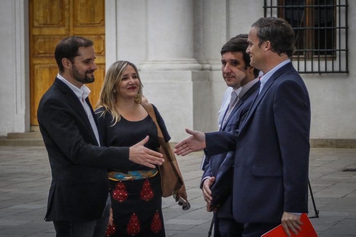 La pipa de la paz: ministro Blumel y bancada UDI liman asperezas y aseguran estar trabajando para “reconstruir las confianzas” La pipa de la paz: ministro Blumel y bancada UDI liman asperezas y aseguran estar trabajando para