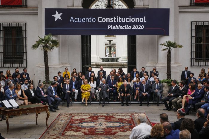 Sillas vacías: tensión en la derecha y ausencia de detractores marca promulgación del plebiscito constituyente Sillas vacías: tensión en la derecha y ausencia de detractores marca promulgación del plebiscito constituyente
