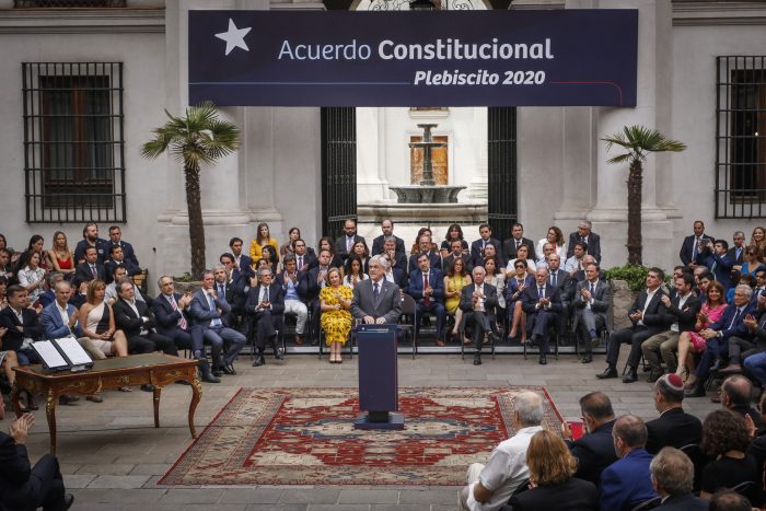 Fustigan a Piñera por intentar pautear contenidos de la nueva Constitución