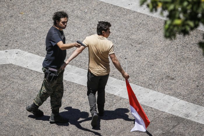 Civil sacó un arma cerca de La Moneda durante manifestación en apoyo a Carabineros Civil sacó un arma cerca de La Moneda durante manifestación en apoyo a Carabineros