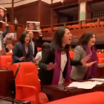 Turquía: Diputadas entonan “Un violador en tu camino” desde sus escaños en plena sesión del Parlamento