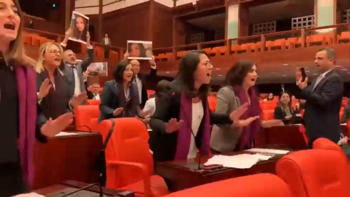 Turquía: Diputadas entonan “Un violador en tu camino” desde sus escaños en plena sesión del Parlamento Turquía: Diputadas entonan “Un violador en tu camino” desde sus escaños en plena sesión del Parlamento