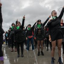Nada las detiene: mujeres replican bajo la lluvia intervención “Un violador en tu camino” en San Francisco