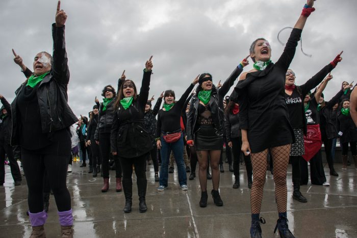 Nada las detiene: mujeres replican bajo la lluvia intervención “Un violador en tu camino” en San Francisco Nada las detiene: mujeres replican bajo la lluvia intervención “Un violador en tu camino” en San Francisco