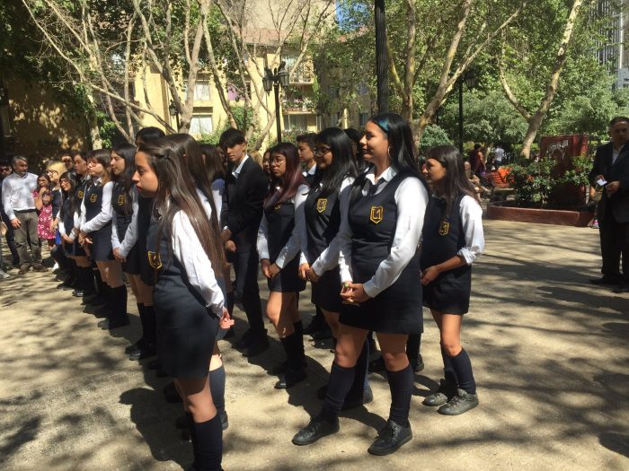 Alumnas del Liceo 1 se licenciaron en la calle tras cancelación de la ceremonia por realizar la intervención de Las Tesis