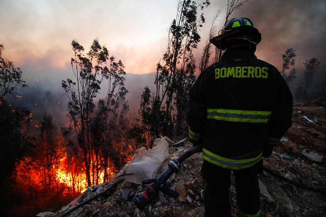 Esval finaliza “corte solidario” para abastecer a Bomberos en comunas afectadas por incendio Esval finaliza