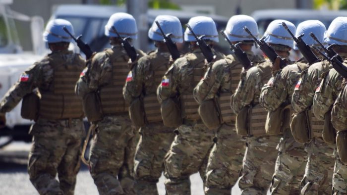 Comunidad haitiana en Chile emplaza al Gobierno a que investigue a militares involucrados en violaciones a mujeres durante misión ONU