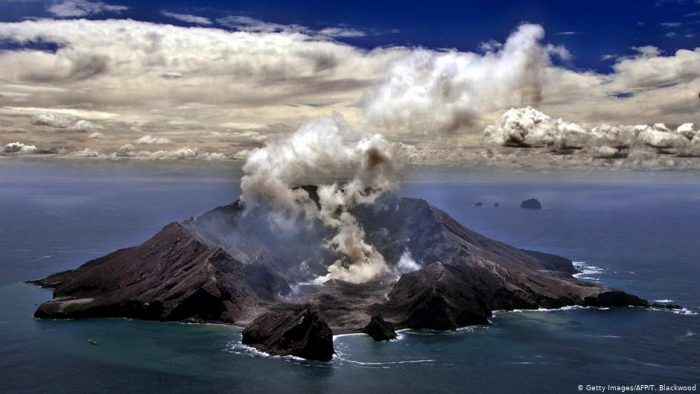 Nueva Zelanda: cinco muertos y varias personas sin localizar tras erupción del volcán Whakaari Nueva Zelanda: cinco muertos y varias personas sin localizar tras erupción del volcán Whakaari