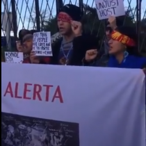 Personas se manifiestan a las afueras de la COP25 en Madrid para denunciar violaciones a los DDHH en Chile