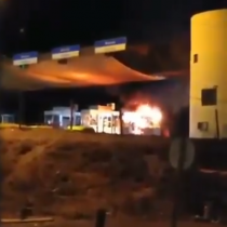 Desconocidos incendian tres casetas del peaje Rinconada de la Autopista del Sol