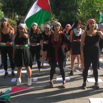 En idioma árabe, jóvenes chileno-palestinas replican intervención feminista de LasTesis