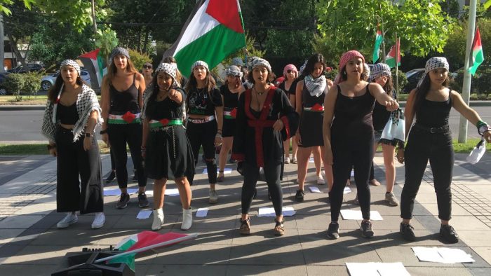 En idioma árabe, jóvenes chileno-palestinas replican intervención feminista de LasTesis En idioma árabe, jóvenes chileno-palestinas replican intervención feminista de LasTesis